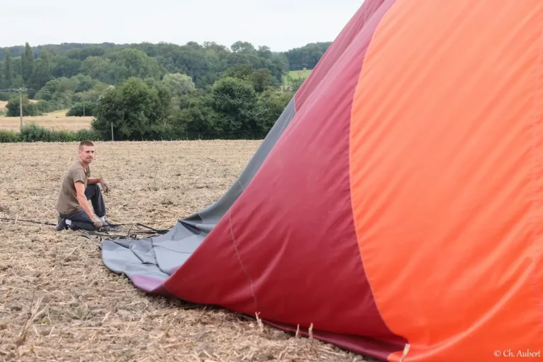 Montgolfière de L'Air du Perche dégonflée au sol, préparée pour le prochain vol.