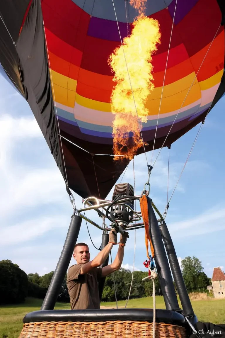 Pilote actionnant le brûleur de la montgolfière de L'Air du Perche, avec une flamme impressionnante.