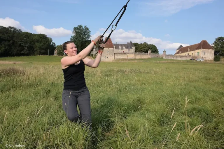 Préparation de la montgolfière de L'Air du Perche devant le Château de Feugerets.